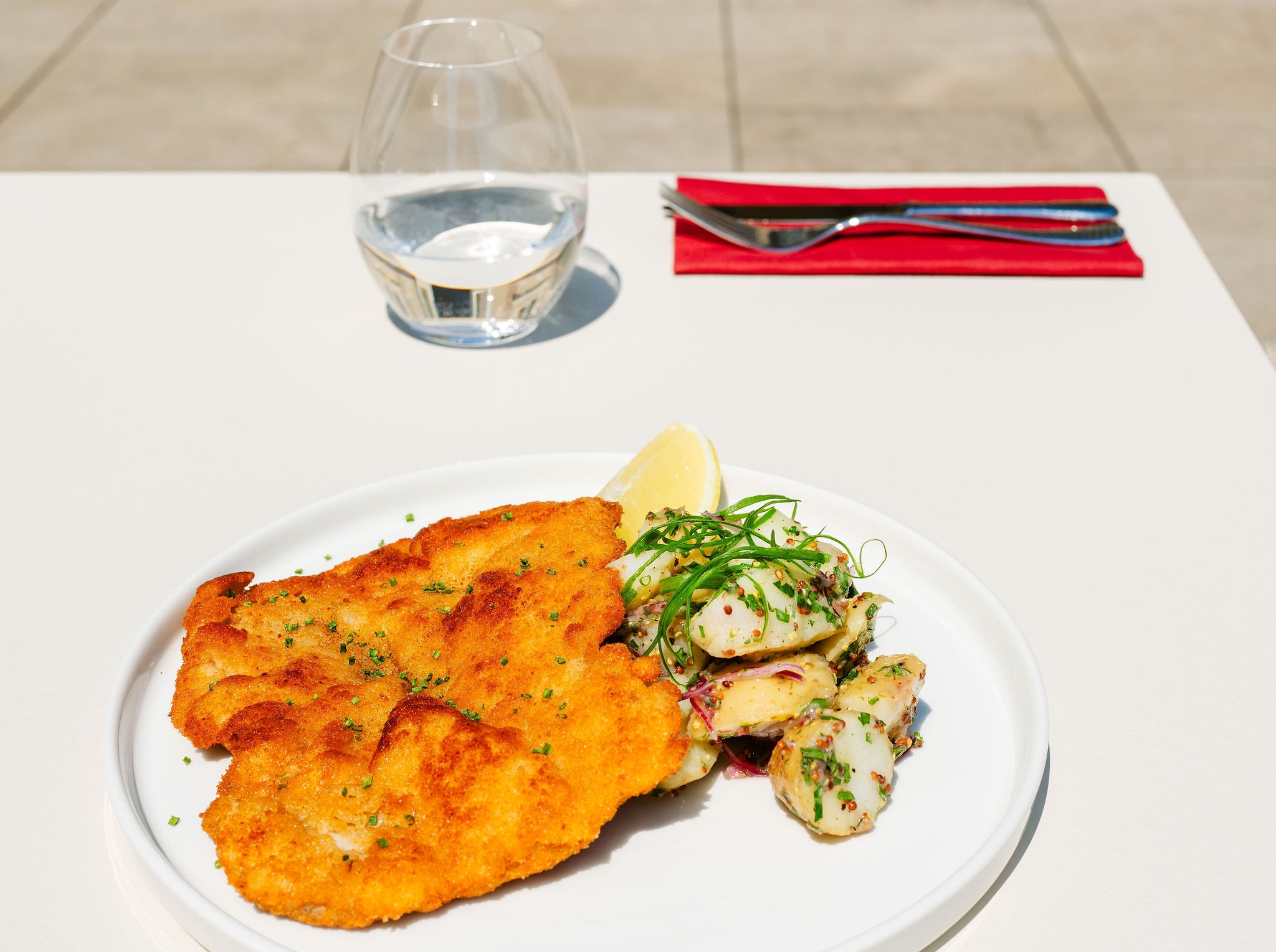 Nové Polední menu v centru Prahy. The Piano Bar Prague láká na letní obědy na nádherné terase v Paláci Savarin